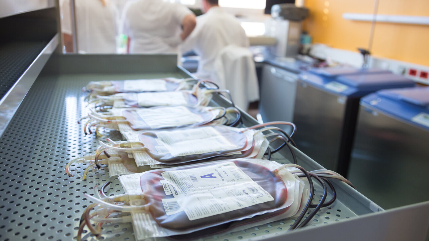 Blodposer Bildet viser blodposer som ligger på et bord i et hemetologisk laboratorium