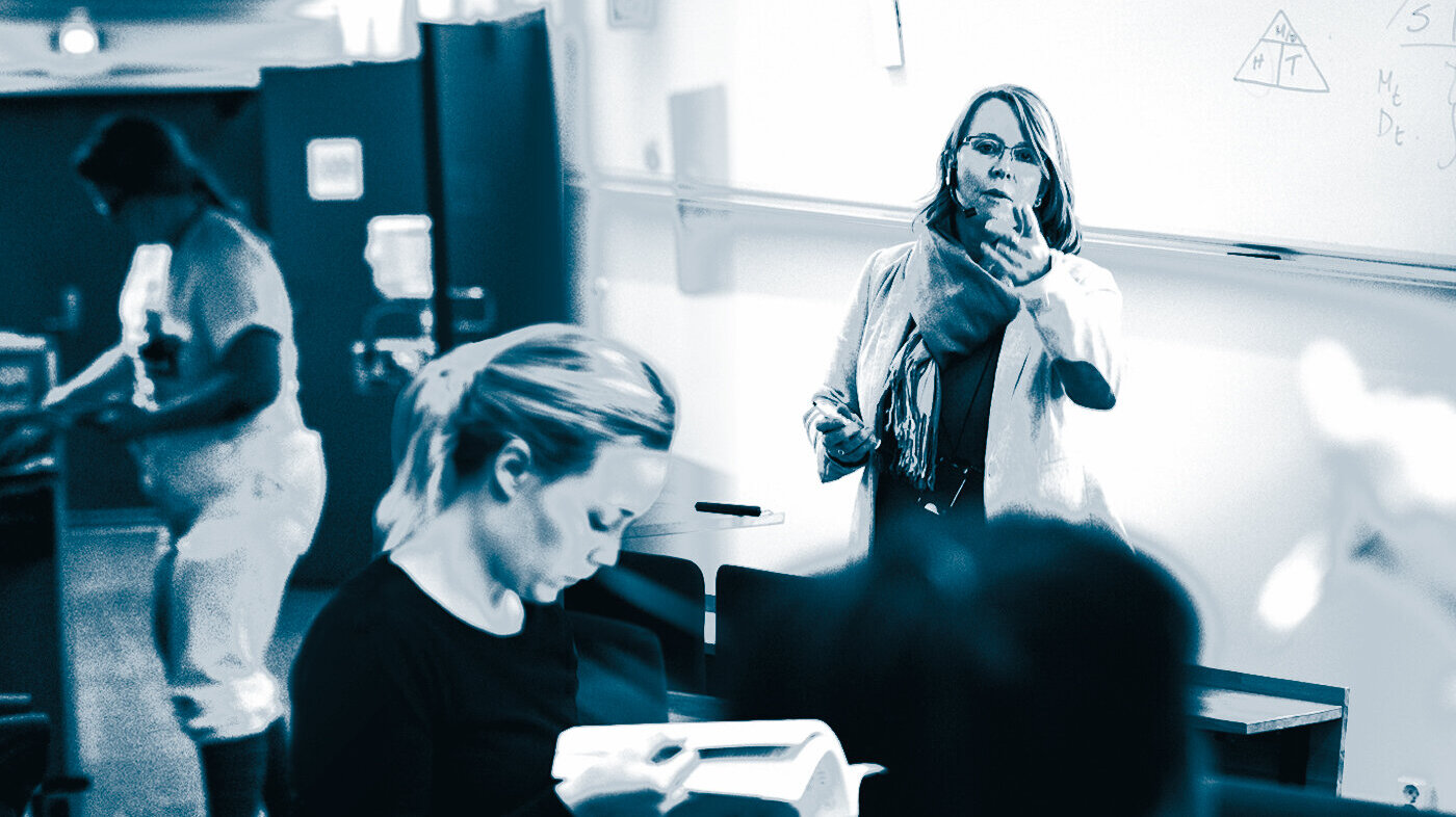 Bildemontasjen viser en sykepleier i uniform som står ved et bord og ordner noe, en ung dame som leser i en bok og en voksen kvinne som står og underviser 