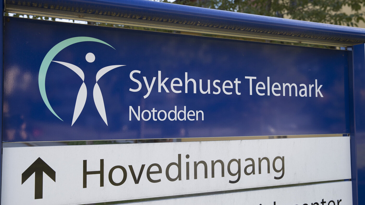 Bilde viser skilt hvor det står Notodden sykehus på