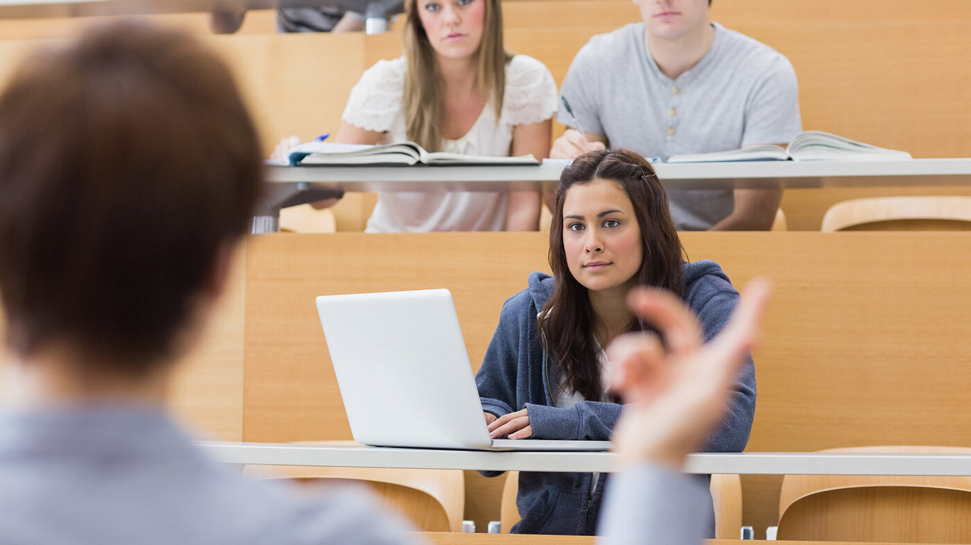 Bildet viser en gruppe studenter som lytter til en lærer