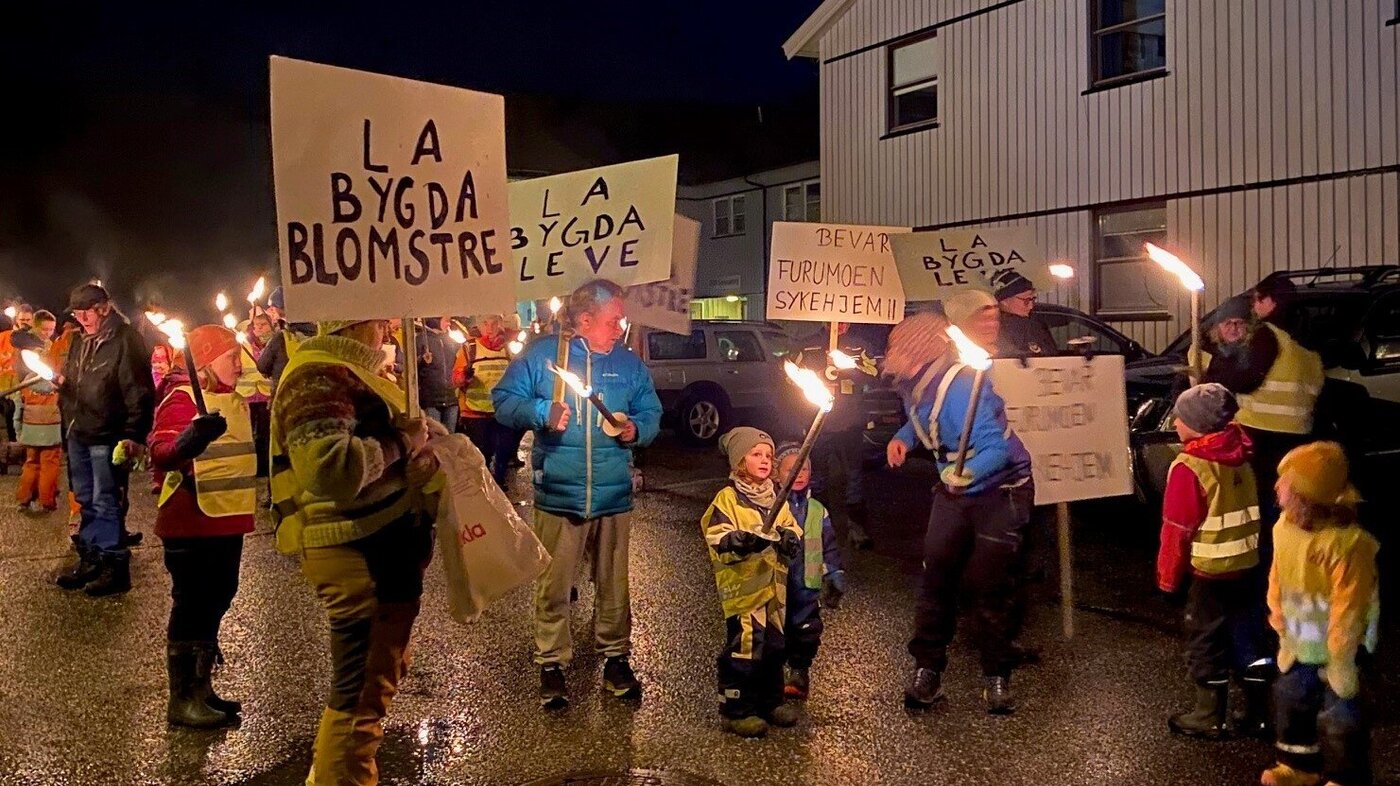 bildet viser fakkeltog for Furumoen sykehjem