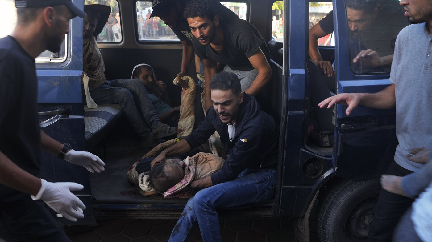 Bildet viser en såret person som bringes til sykehus i Gaza