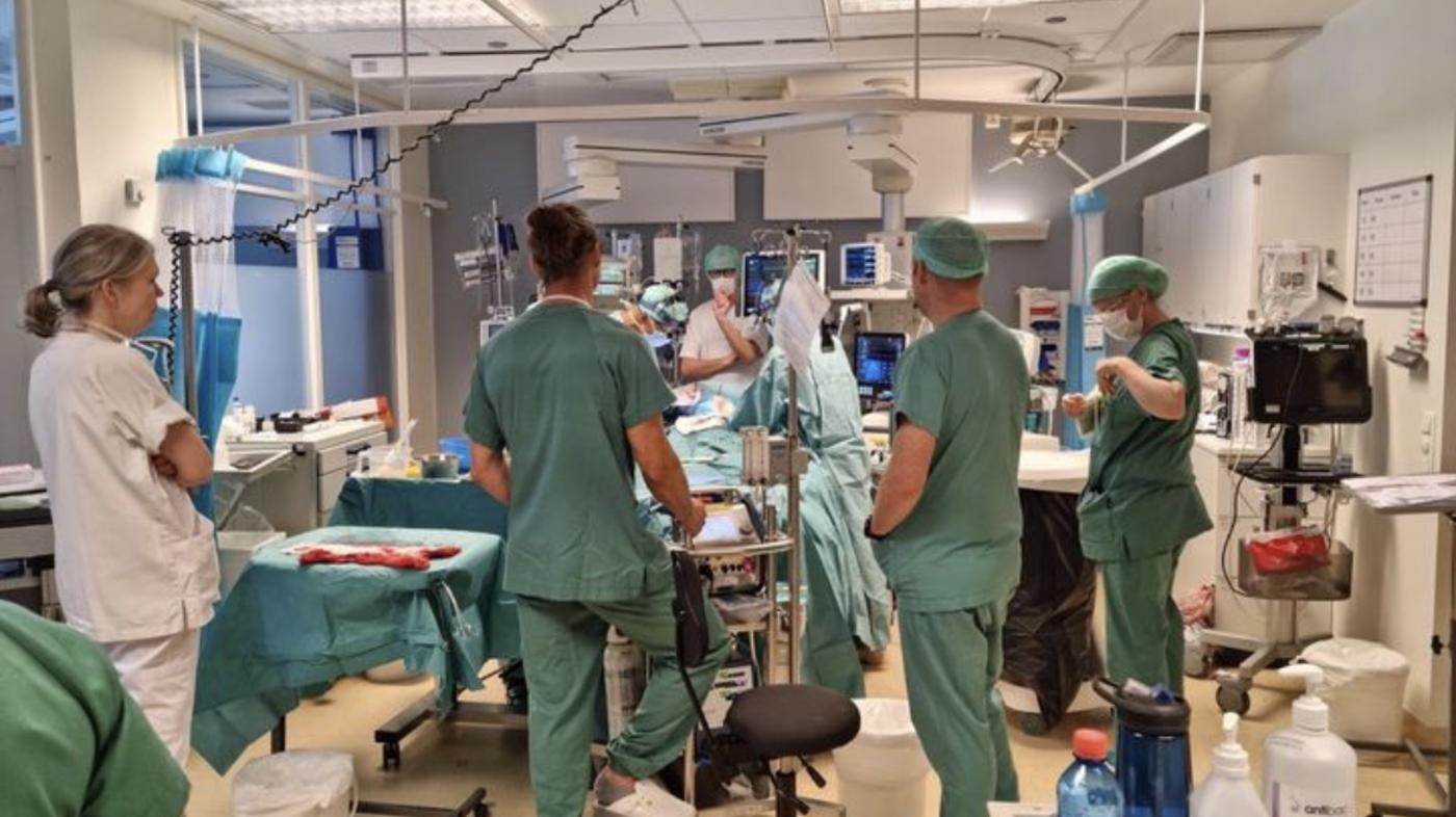 Thorax intensiv, Rikshospitalet Bildet viser operasjonsteam rundt en pasient på thorax intensiv.