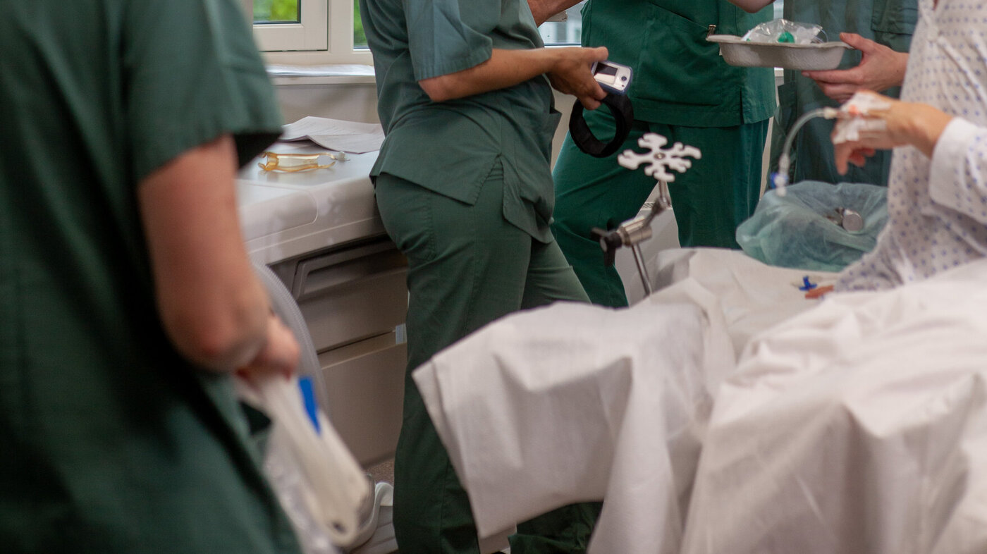 Bilde viser helsepersonell inne på operasjonsstuen Bilde viser helsepersonell inne på operasjonsstuen