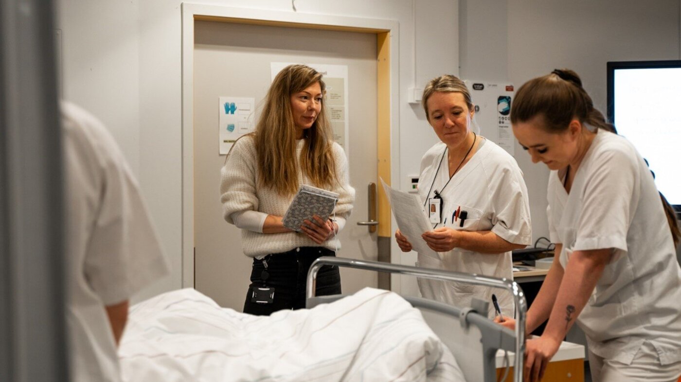 Universitetslektor Linn Tangen ved UiT og praksisveileder Linn Tangen fra hjertemedisinsk avdeling ved UNN observerer sykepleierstudent Mathilde Richardsen Krogstad i rollen som ansvarlig sykepleier. 