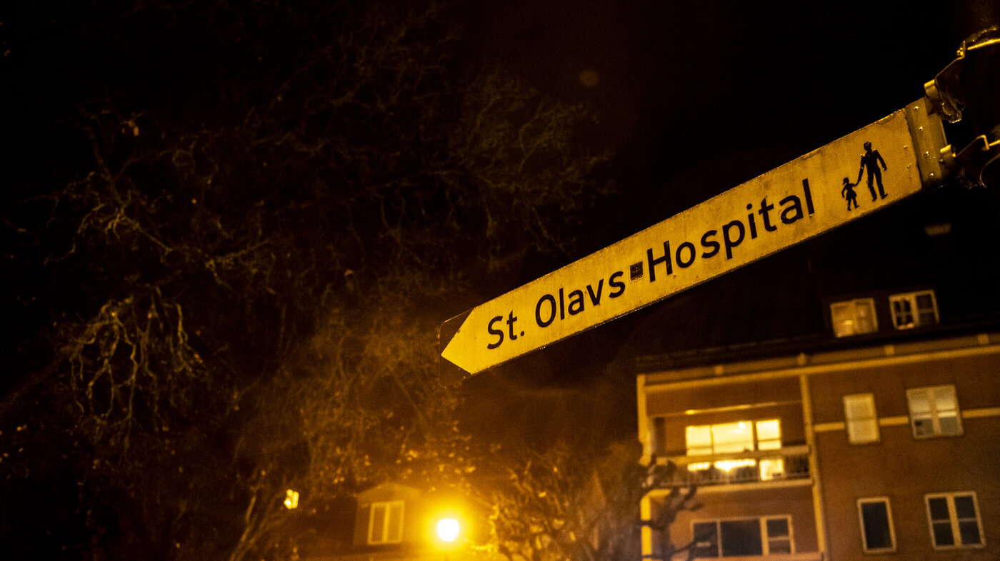 Bildet viser et skilt som det står St. Olavs hospital på
