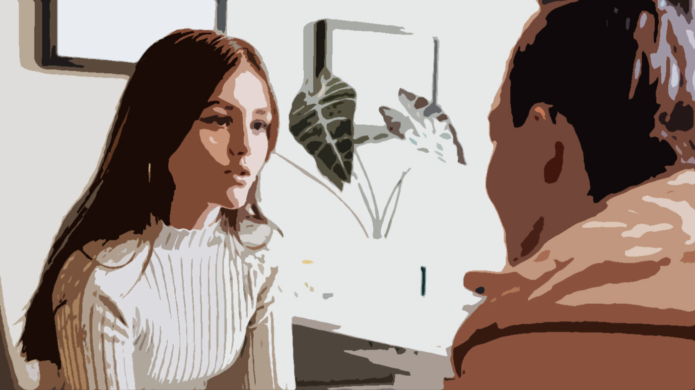 Bildet viser en helsesykepleier som snakker med en jente på kontoret sitt.