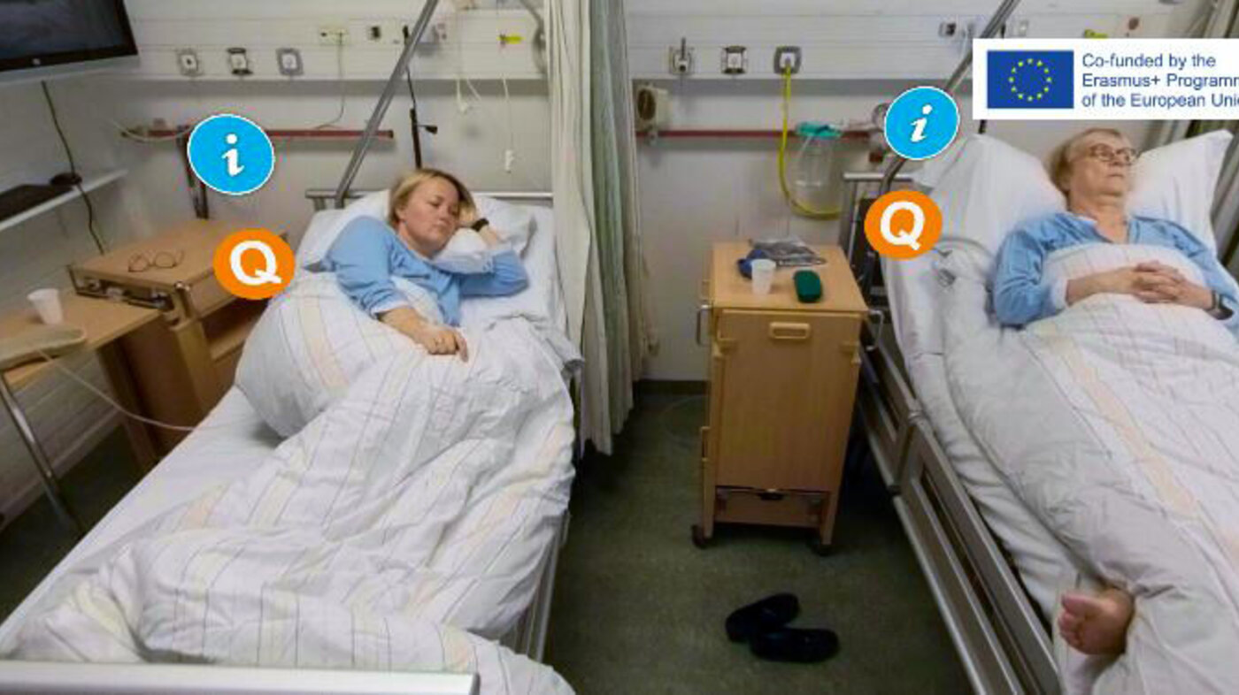 Bildet viser et interaktivt pasientrom, der brukeren kan klikke på elementer og bevege seg rundt blant fire pasienter.