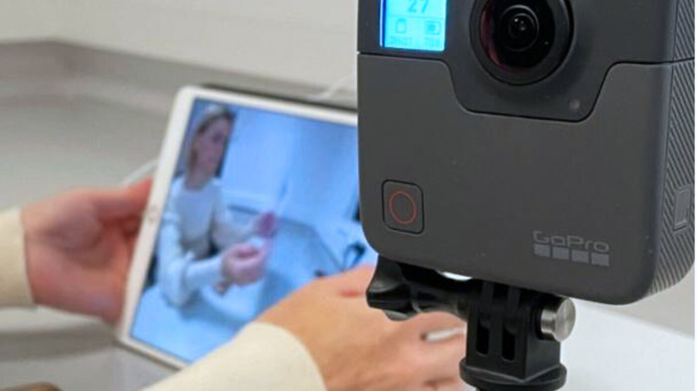 Bildet viser et GoPro-kamera og en Ipad.