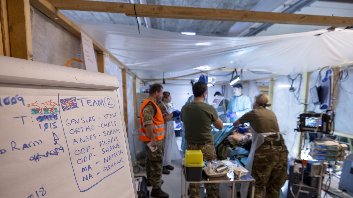 Bildet viser operasjonsteam på en av stuene i feltsykehus.