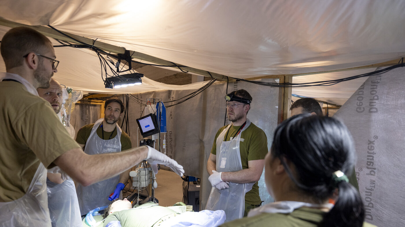 Bildet viser operasjonsteam på en av stuene i feltsykehus.