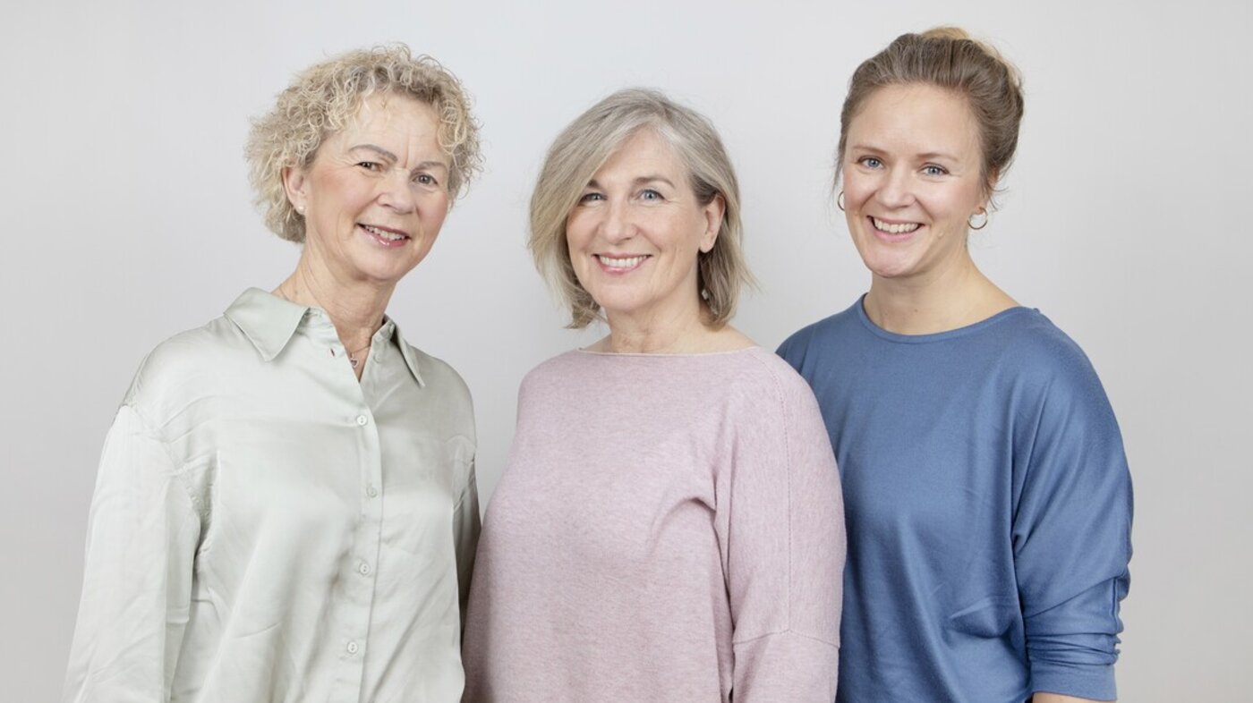Bildet viser de tre fast ansatte i Demenslinjen: Gro Østmoe Granholt, Vigdis Irene Ween og Marianne Næss