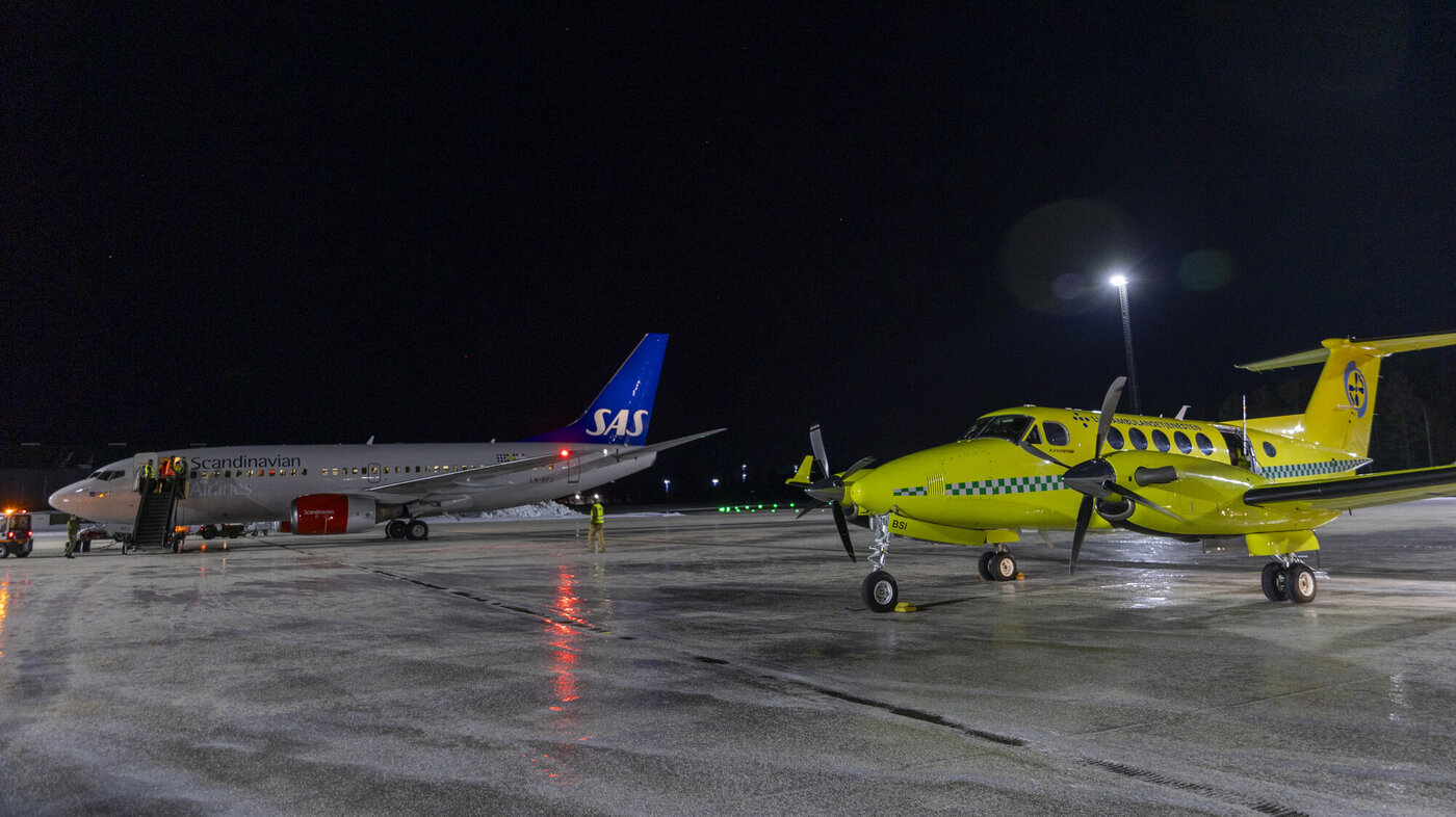 Bildet viser et Sas fly og et ambulansefly