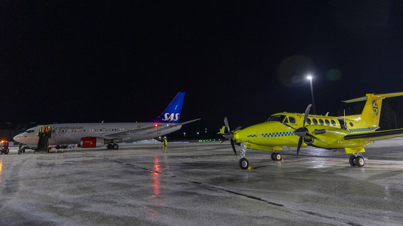 Bildet viser et Sas fly og et ambulansefly Bildet viser et Sas fly og et ambulansefly