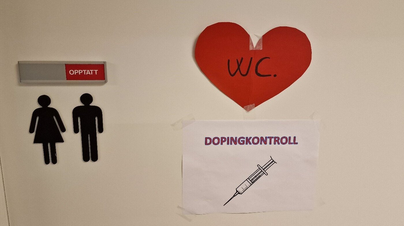 Bildet viser dør med doping-test plakat Bildet viser dør med doping-test plakat