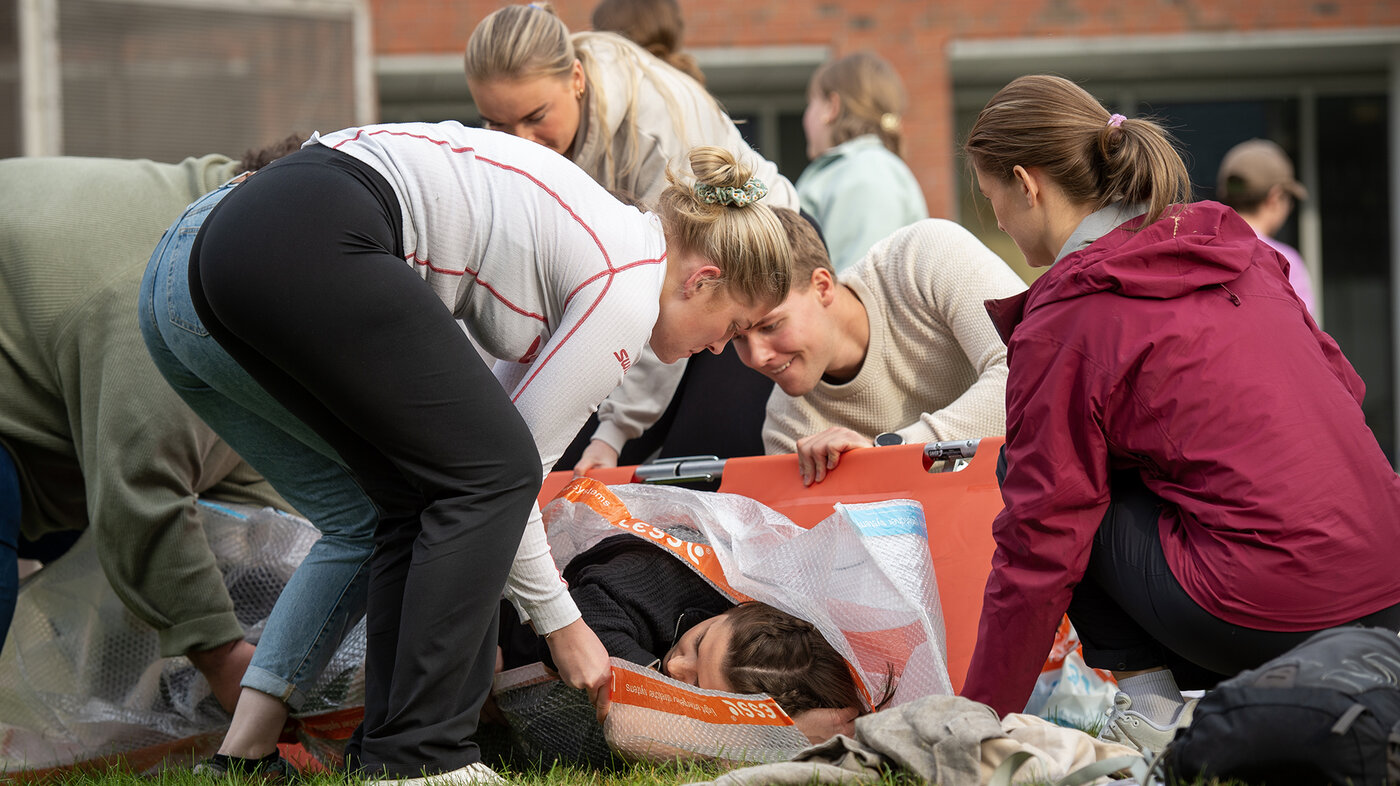 Bildet viser en gruppe studenter under en førstehjelpsøvelse