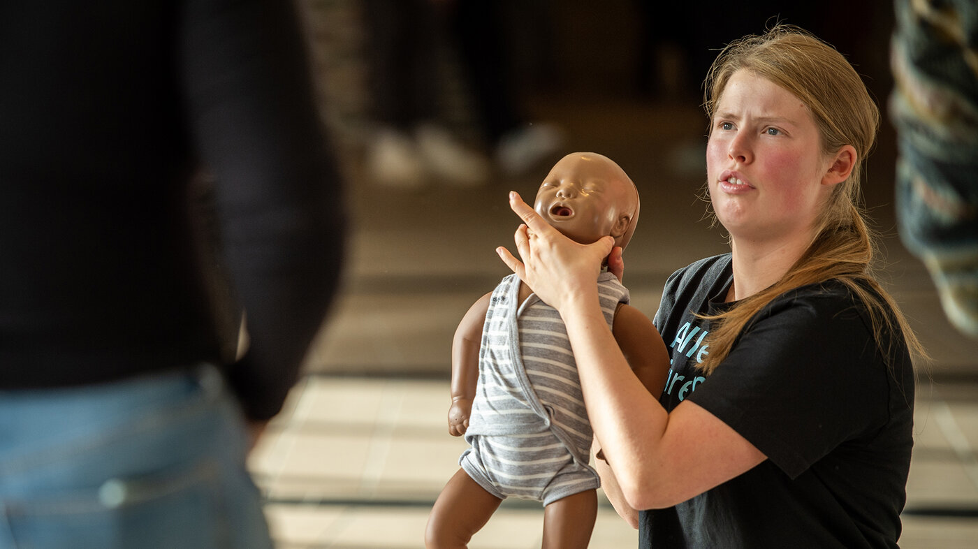 Bildet viser paramedisinstudent Marie Skavdal-Stene med en babydukke under en førstehjelpsøvelse.