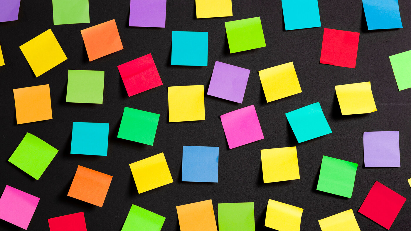 Bildet viser mange post-it lapper på svart bakgrunn