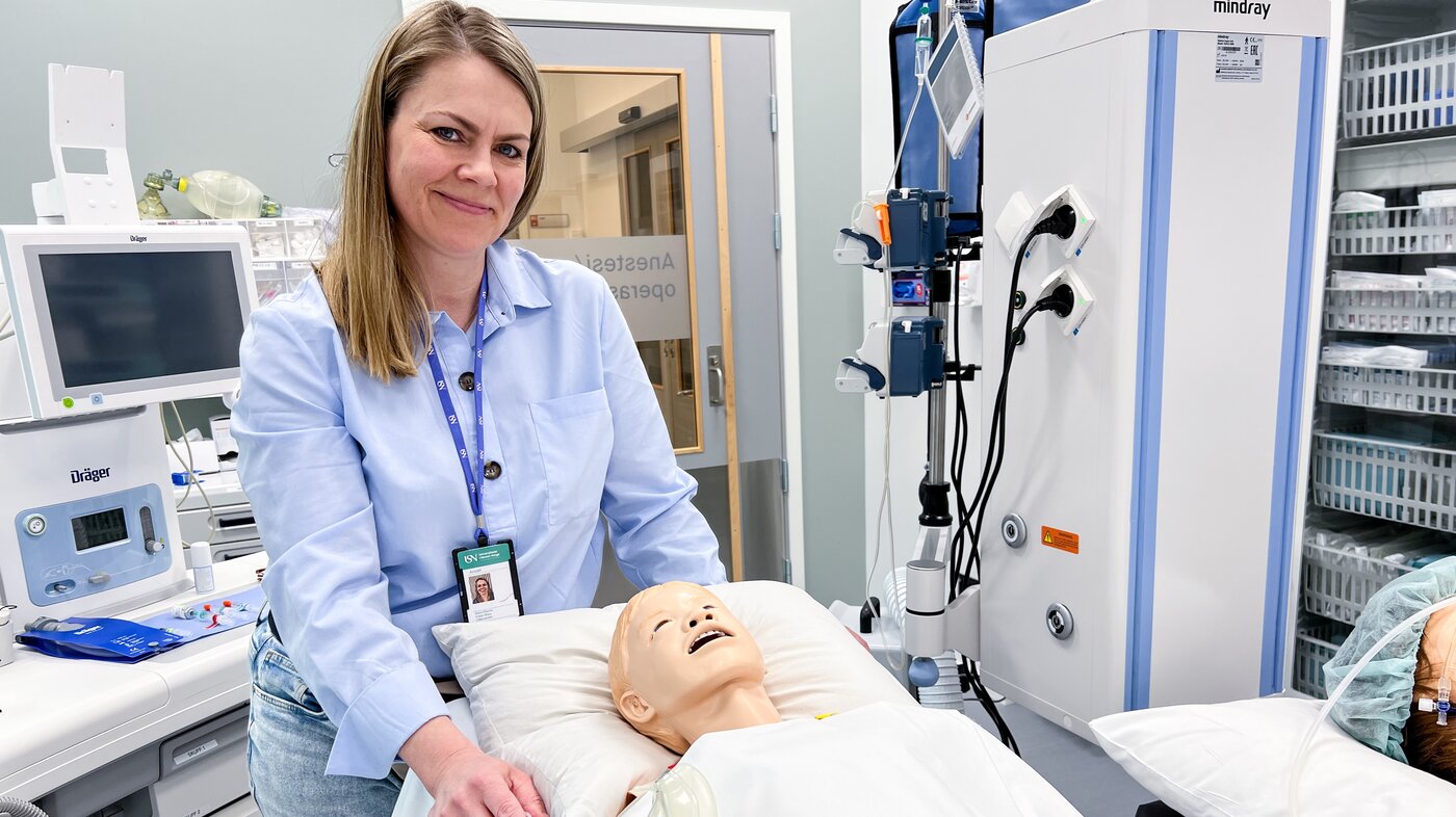 Bildet viser Edda Mary Ottarsdottir med simuleringsdukke.