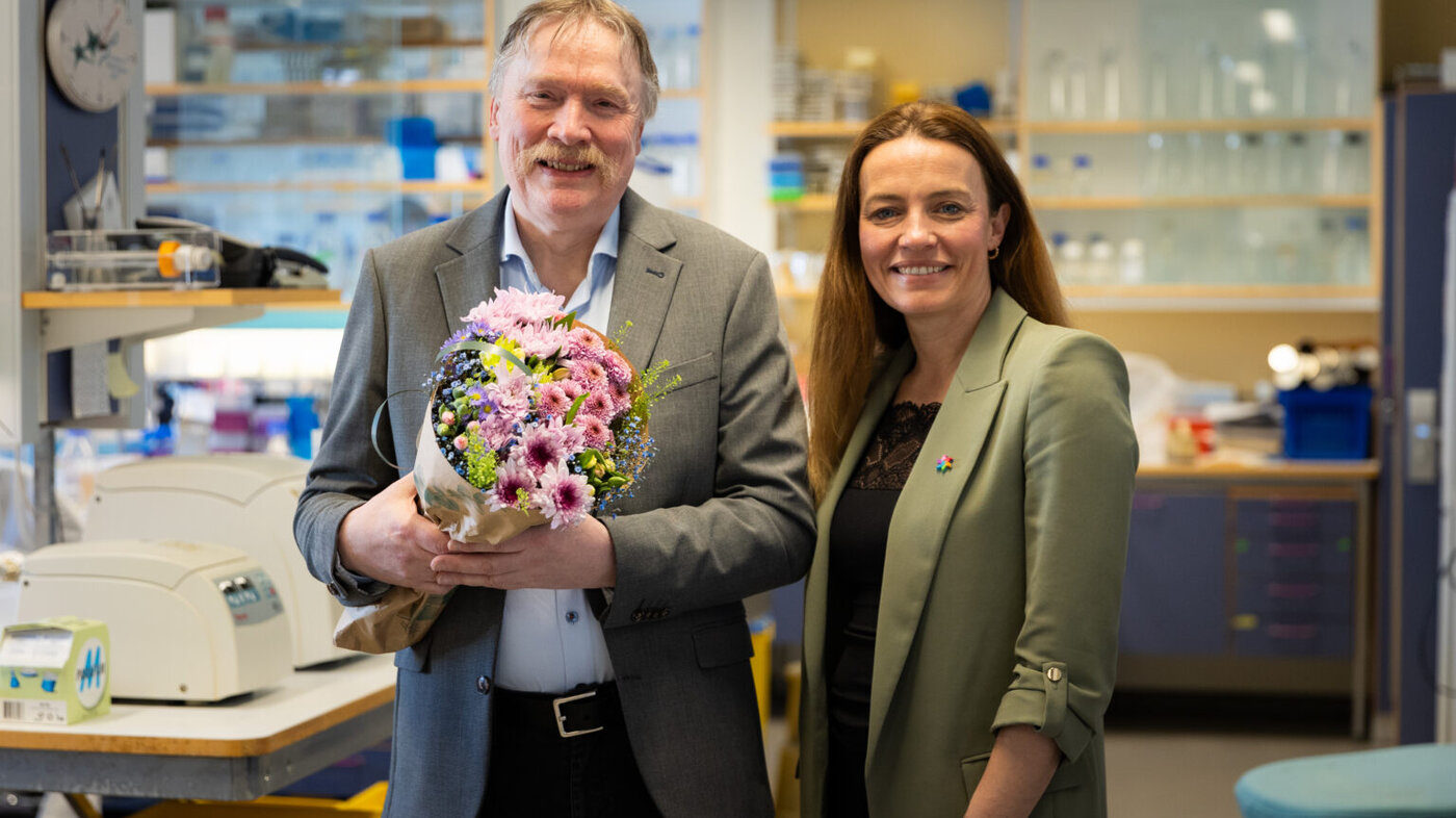 Bildet viser forsker Terje Johansen og Kreftforeningens leder Ingrid Stenstadvold Ross 