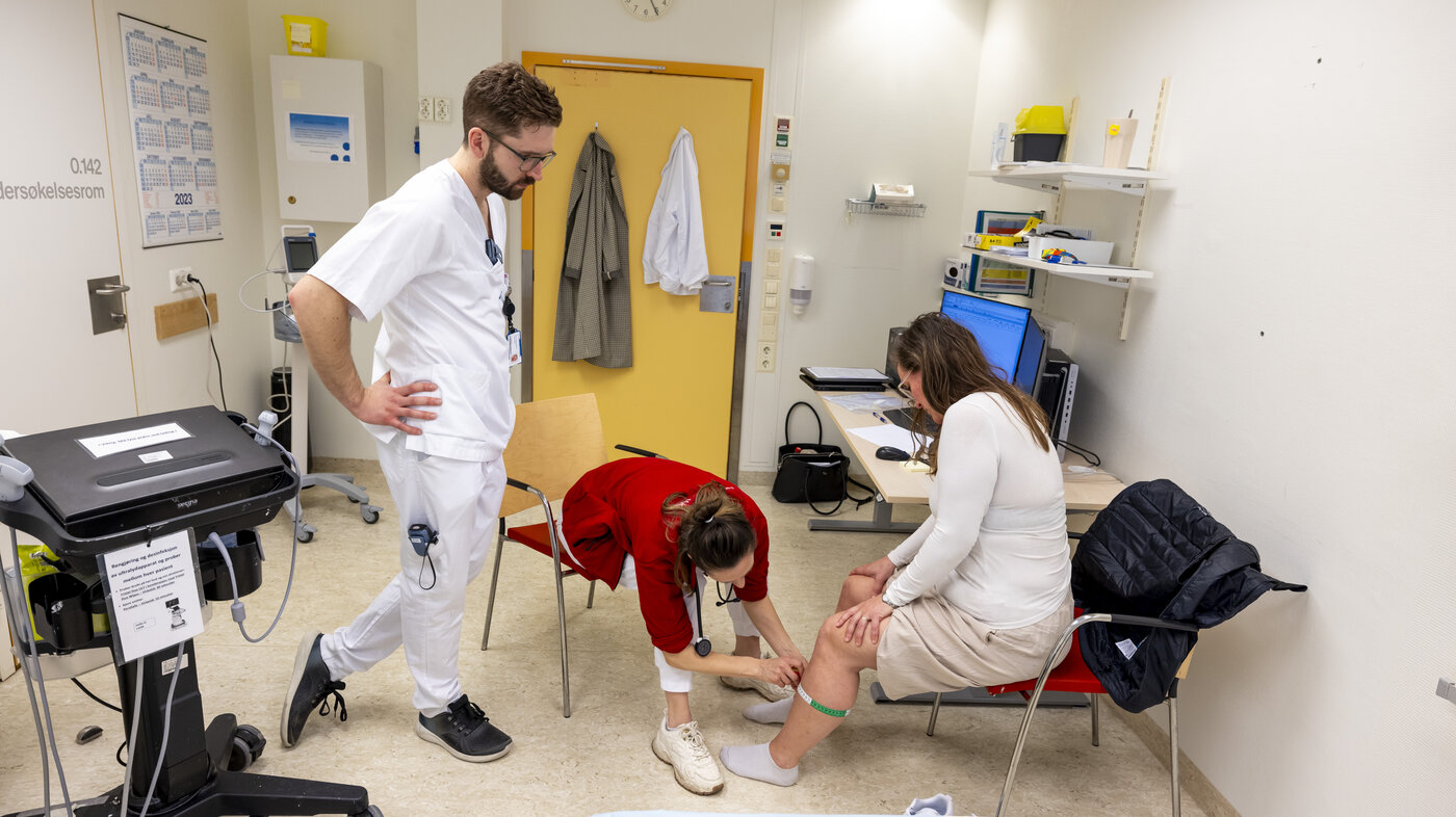 Bildet viser Randi Anette Ejme som måler omkretsen på en legg.