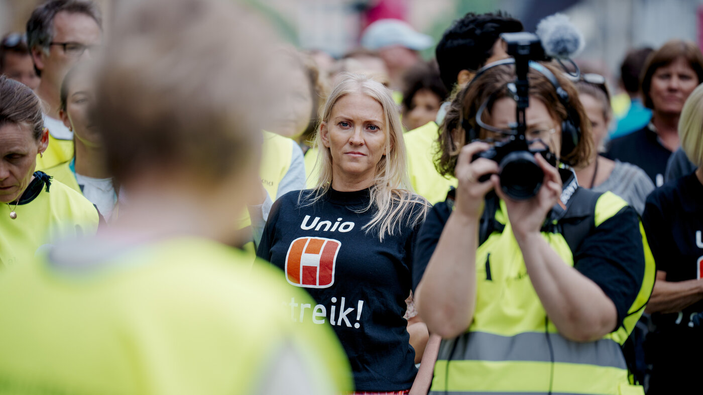 Bildet viser sykepleiere i streik med forbundsleder Lill Sverresdatter Larsen i sentrum