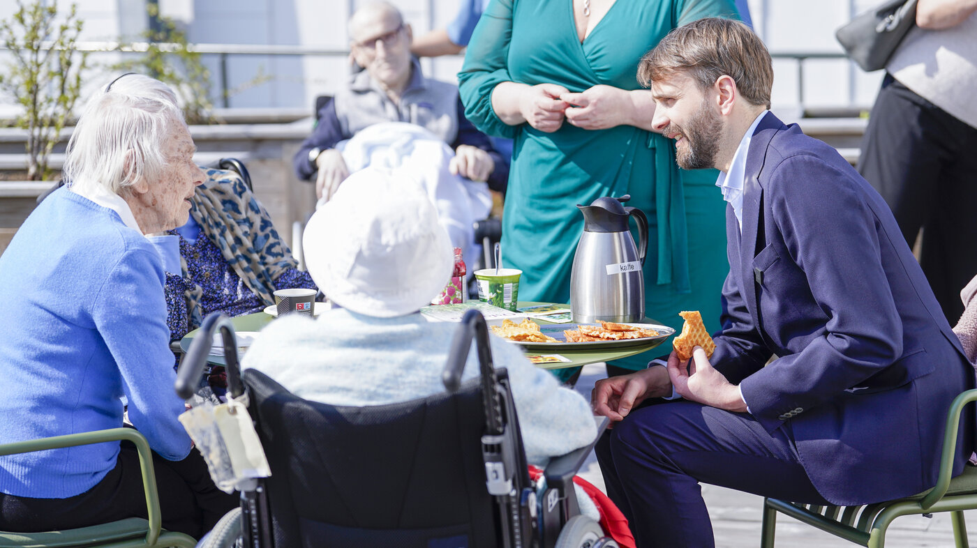 Bildet viser helse- og omsorgsminister Jan Christian Vestre sammen med beboere på Lambertseterhjemmet i Oslo