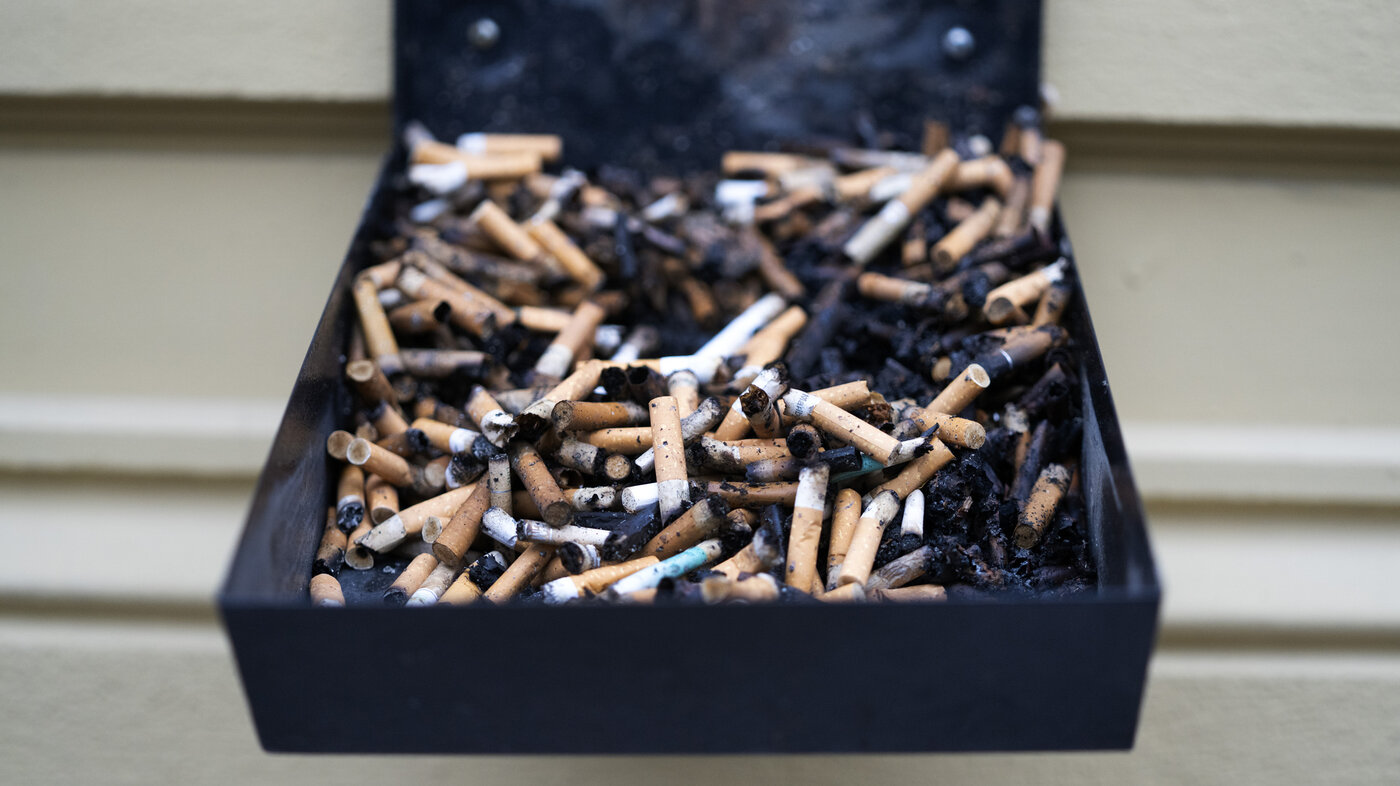 Bildet viser stumpede sigaretter i et askebeger