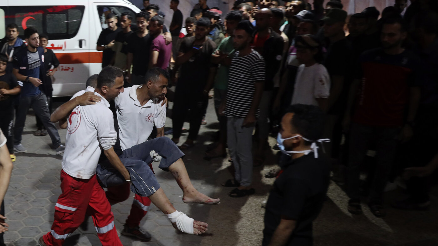 En palestiner som ble såret i det israelske bombeangrepet på en boligblokk i Bureij flyktningleir, blir brakt til al-Aqsa Martyrers sykehus i Deir al-Balah, sentralt på Gazastripen, sent tirsdag, 4. juni 2024.
