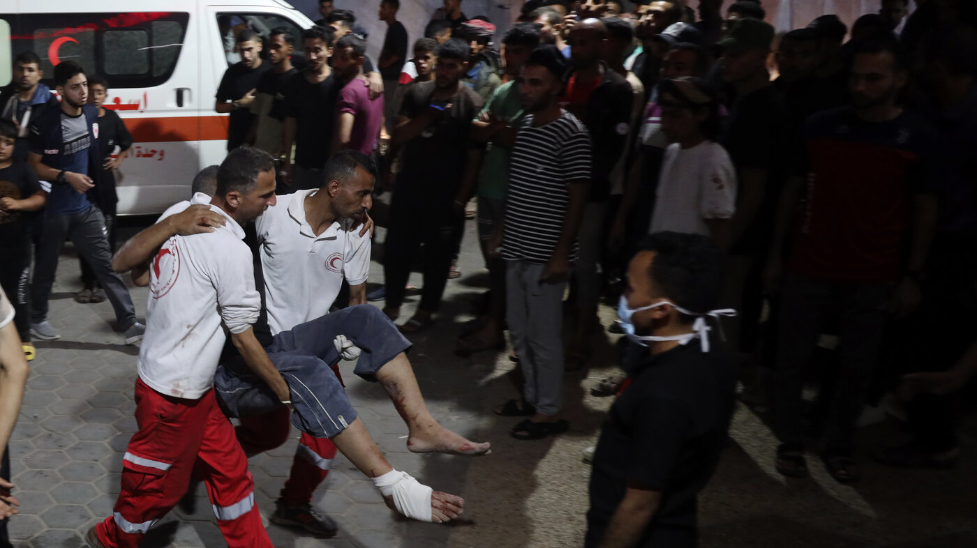 En palestiner som ble såret i det israelske bombeangrepet på en boligblokk i Bureij flyktningleir, blir brakt til al-Aqsa Martyrers sykehus i Deir al-Balah, sentralt på Gazastripen, sent tirsdag, 4. juni 2024. En palestiner som ble såret i det israelske bombeangrepet på en boligblokk i Bureij flyktningleir, blir brakt til al-Aqsa Martyrers sykehus i Deir al-Balah, sentralt på Gazastripen, sent tirsdag, 4. juni 2024.