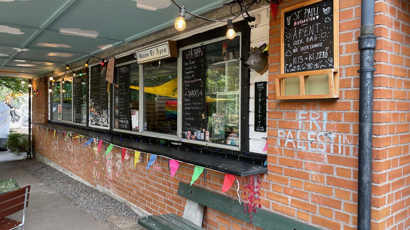 Bildet viser baren ved St. Pauli Biergarten