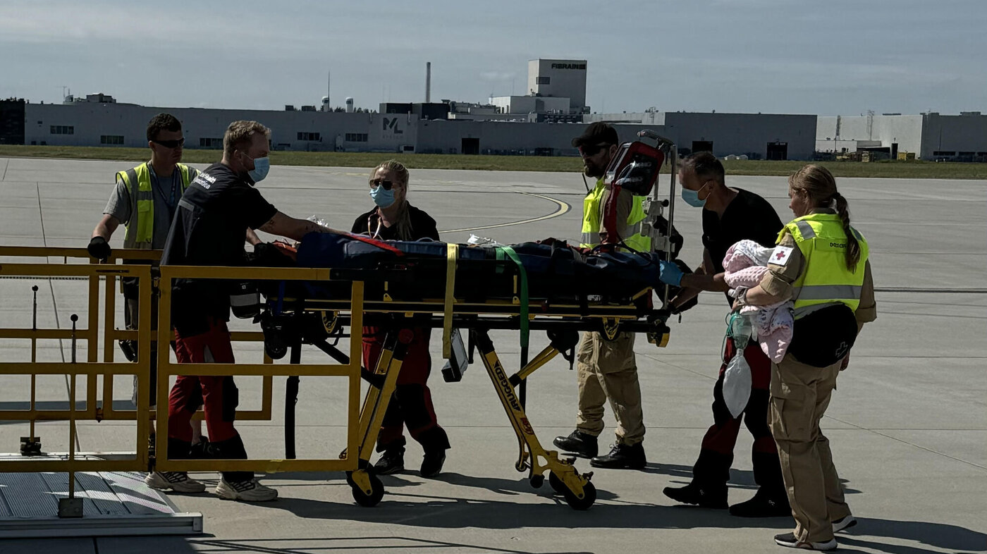Bildet viser Forsvarets sanitet hjelper med å evakuere barn etter angrep på barnesykehus i Kyiv Bildet viser Forsvarets sanitet hjelper med å evakuere barn etter angrep på barnesykehus i Kyiv