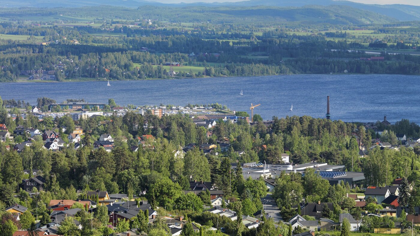 Bildet viser utsikten fra Hedmarkstoppen mot Hamar sentrum og Mjøsa.