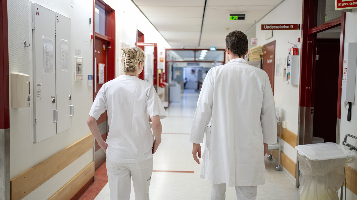 korridor Ansatte går i sykehuskorridor