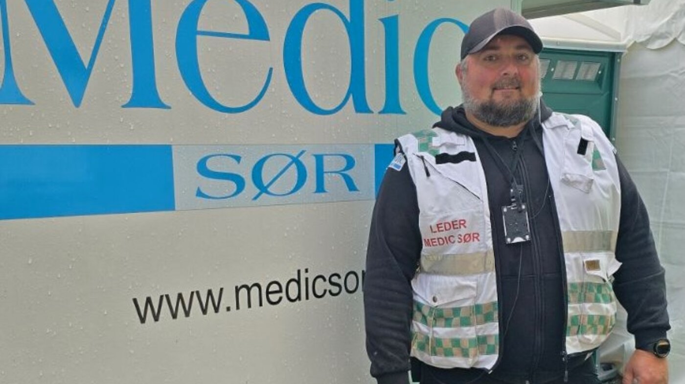 Henrik foran Medic Sør skilt 