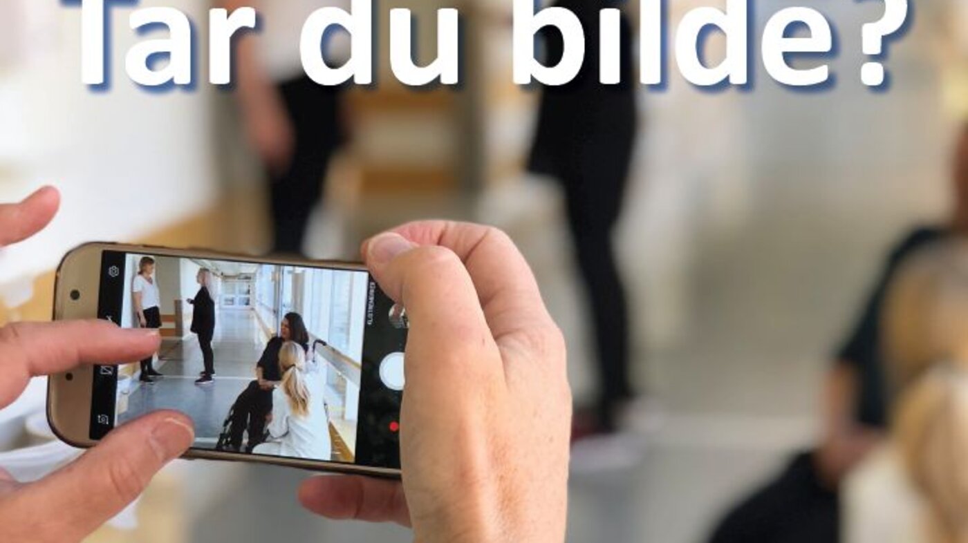 Bildet viser en plakat med informasjon om regler for å ta opp lyd eller å ta bilder og video