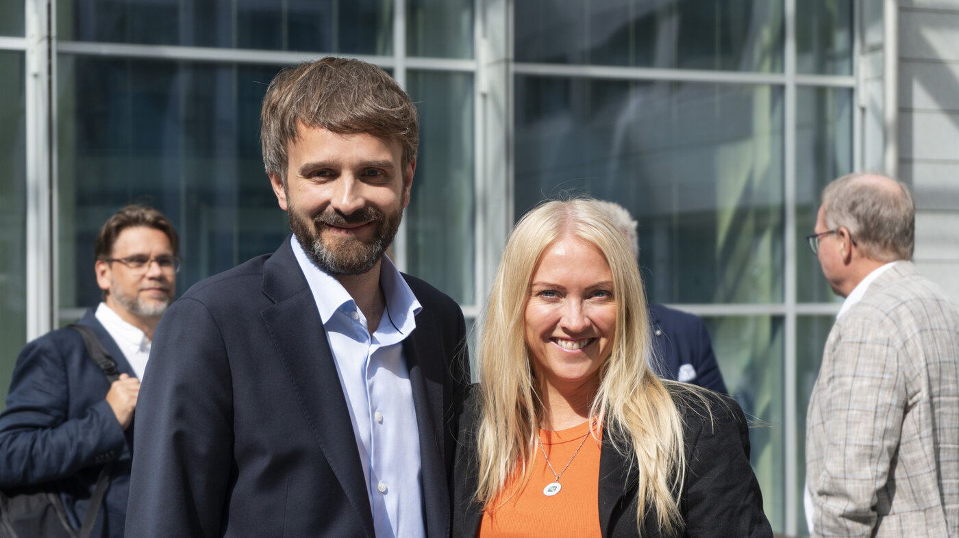 Bildet viser helseminister Jan Christian Vestre og NSFs forbundsleder, Lill Sverresdatter Larsen Bildet viser helseminister Jan Christian Vestre og NSFs forbundsleder, Lill Sverresdatter Larsen