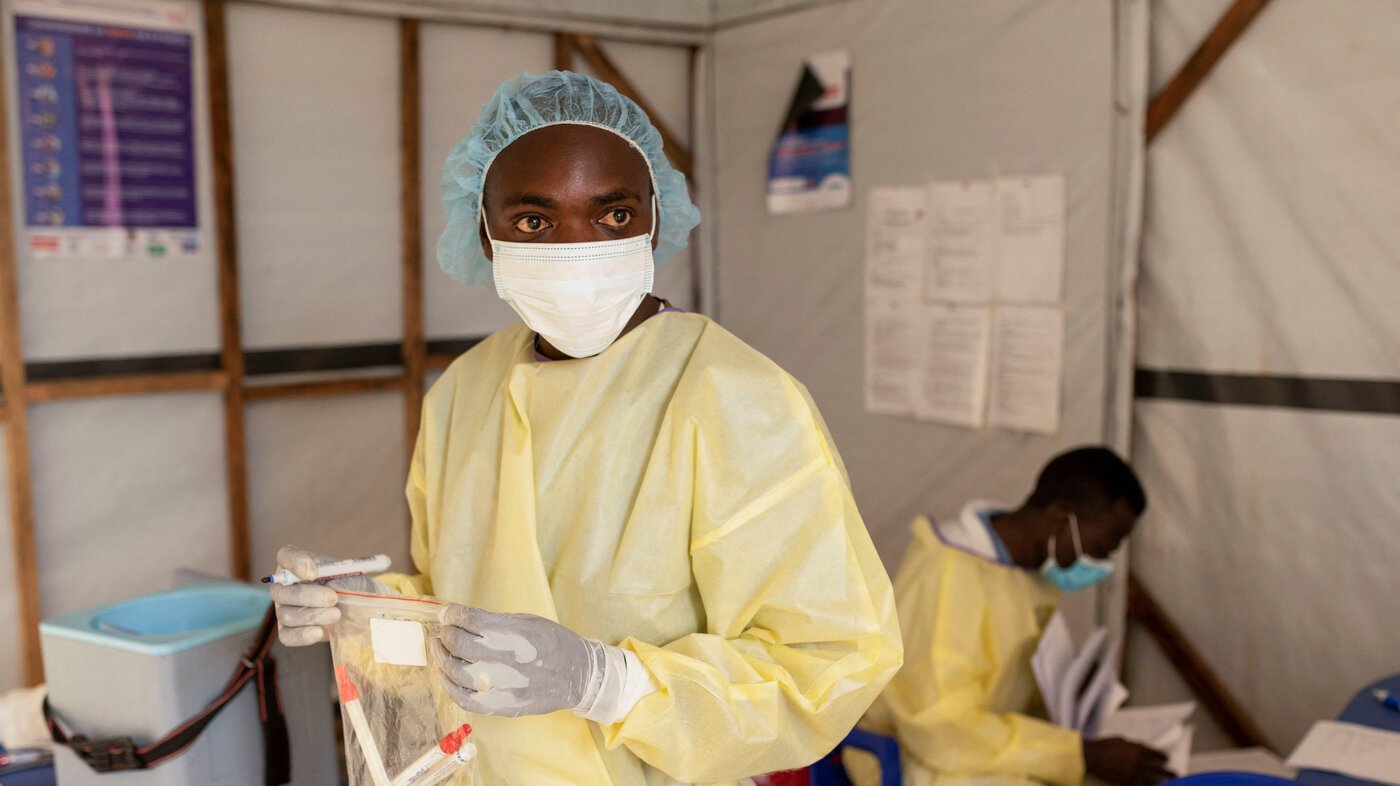 Sykepleier, prøver, mpox Bildet viser en sykepleier holder en pose med laboratorieprøver.
