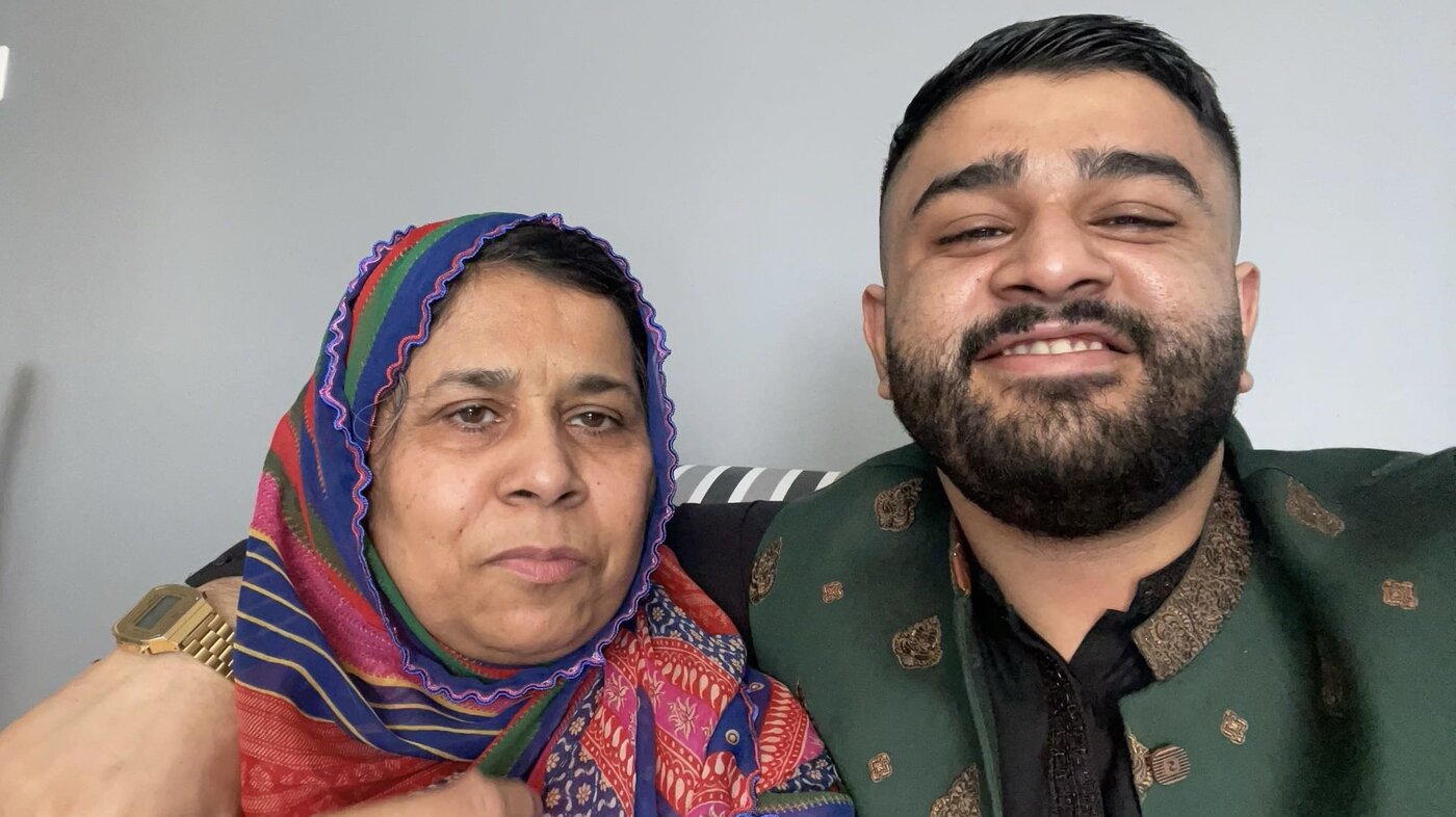 Asfand og moren, Kousar Parveen bildet viser Asfand og moren, Kousar Parveen