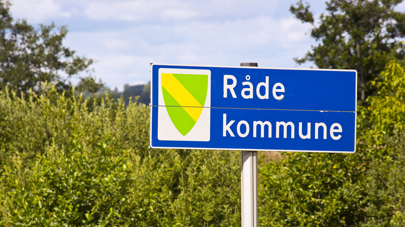 Bildet viser et skilt som det står Råde kommune på