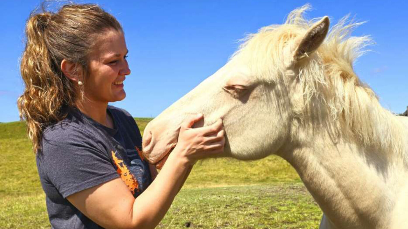 Bildet viser Pernille Moe sammen med en hest