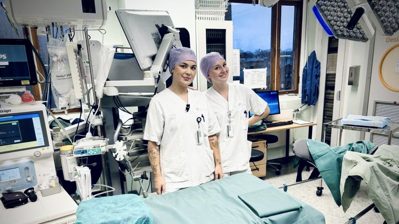 Bildet viser Frida og Sanne på operasjonsstuen.