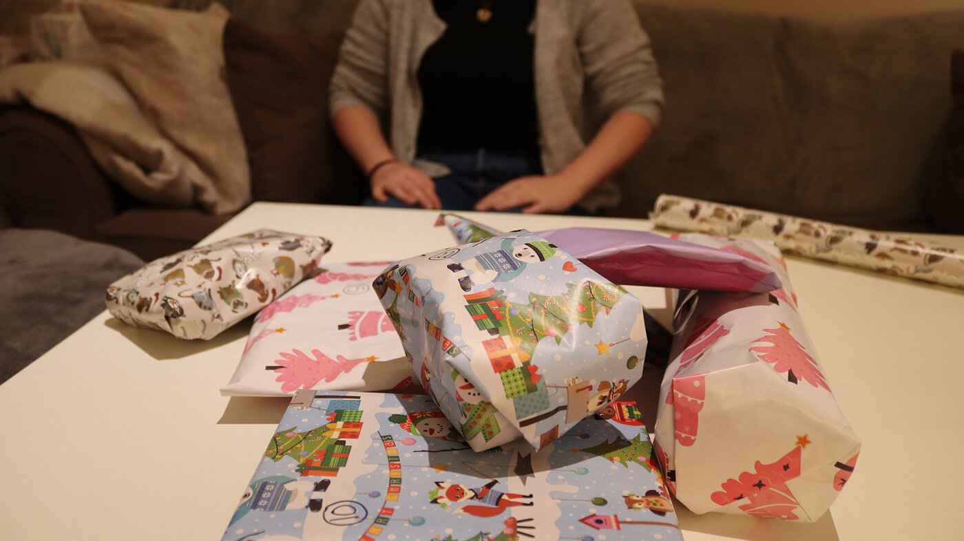 Bildet viser pakker til en julekalender på et bord
