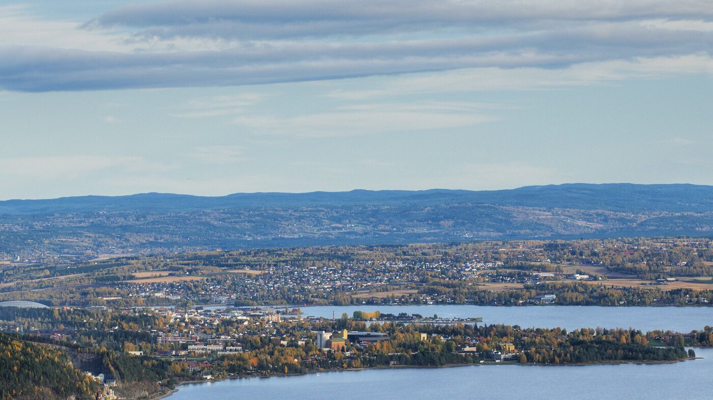 Bildet viser Hamar og Mjøsa