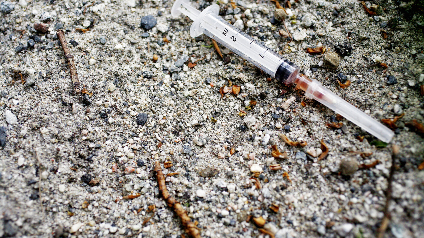 Bildet viser sprøytespisser på bakken