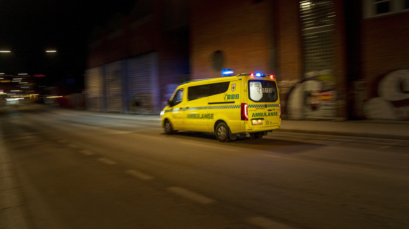 Bildet viser en ambulanse under utrykning