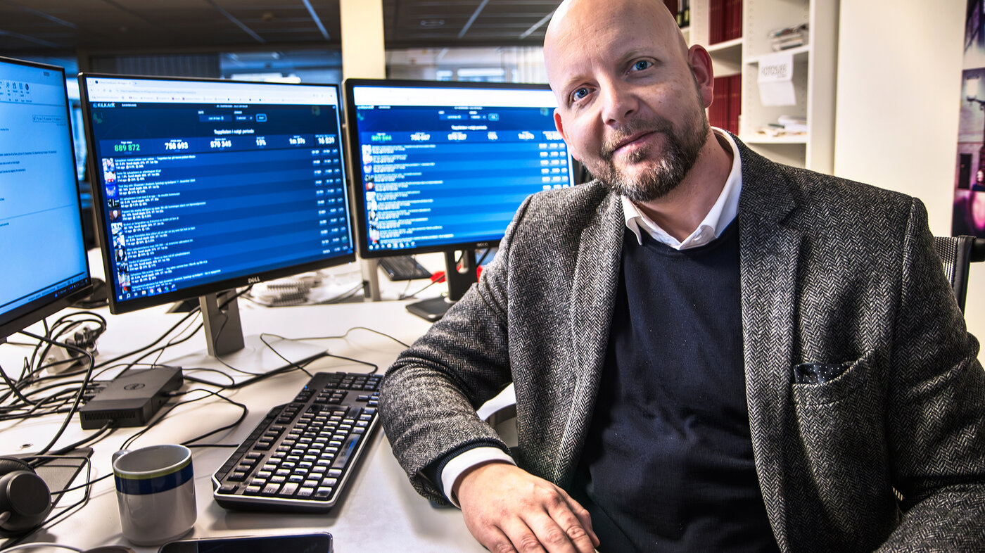 Bildet viser Øystein Eian på desken i Sykepleien