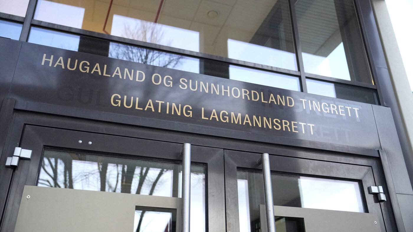 Bildet viser et skilt som det står Haugaland og Sunnhordland tingrett og Gulating lagmannsrett på