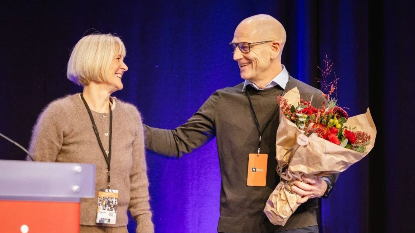 Påtroppende Unio-leder, Steffen Handal, gratuleres av Unio-leder Ragnhild Lied. Påtroppende Unio-leder, Steffen Handal, gratuleres av Unio-leder Ragnhild Lied.