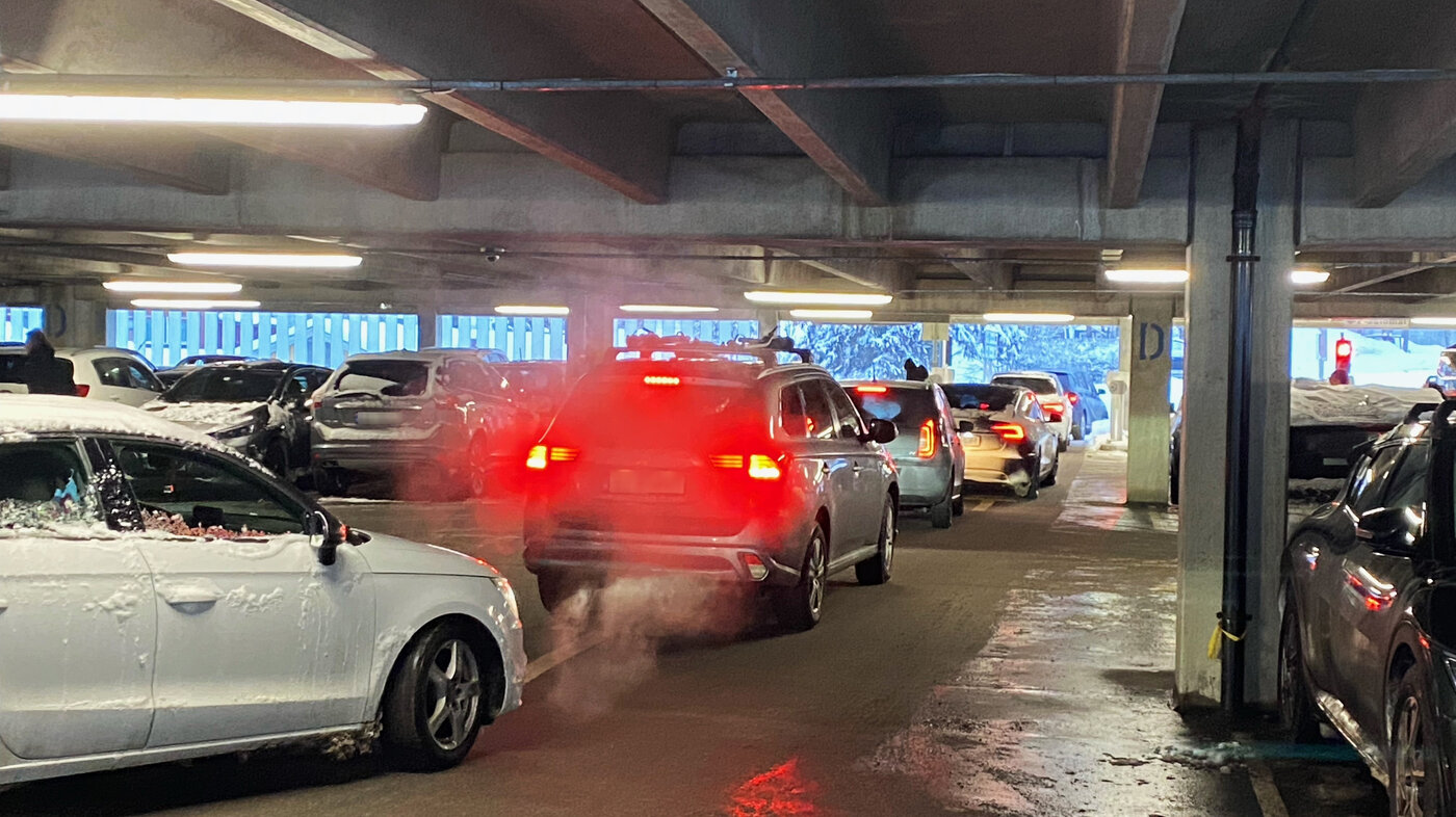 Bilde av kø i parkeringshuset på Ahus Bilde av kø i parkeringshuset på Ahus